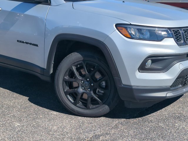 Used 2025 Jeep Compass Latitude w/ Convenience Group AWD/4WD image 2