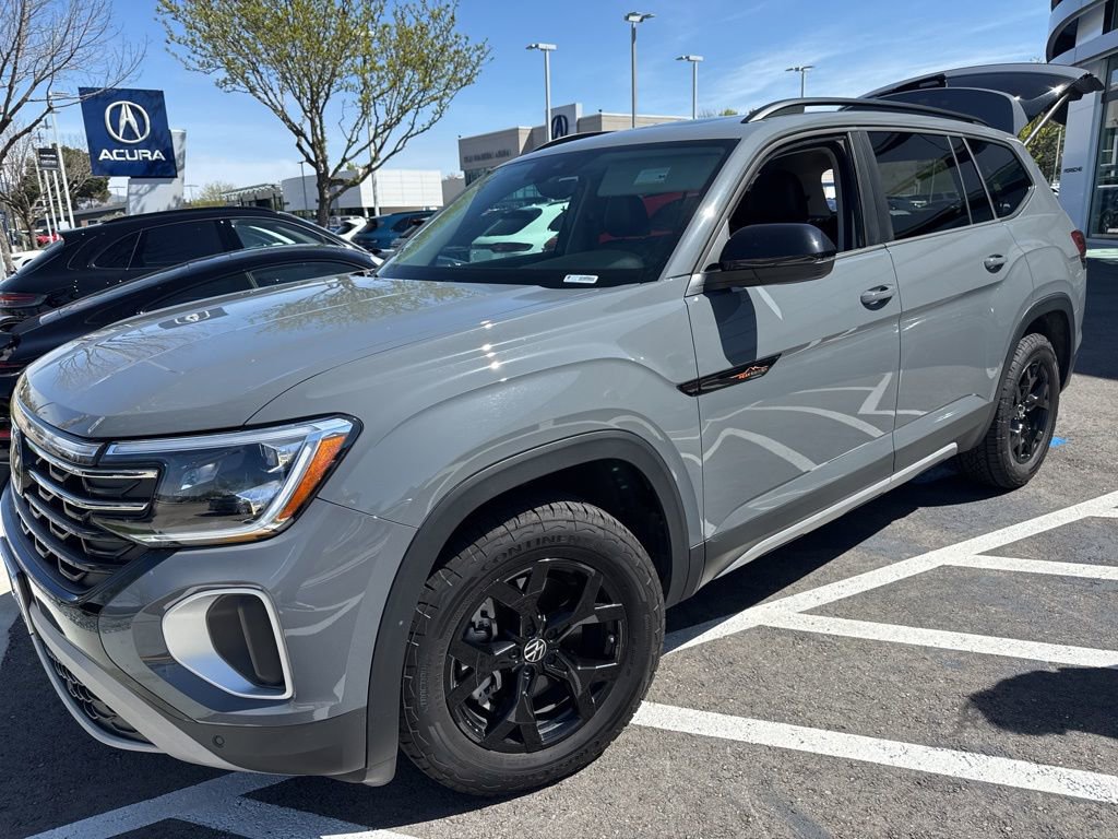 Used 2024 Volkswagen Atlas Peak Edition SE AWD/4WD image 1