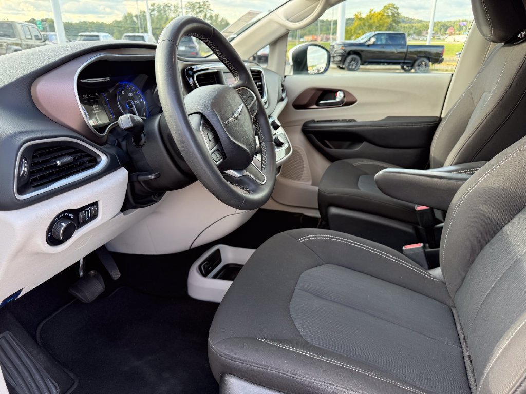 Used 2023 Chrysler Voyager LX FWD image 4