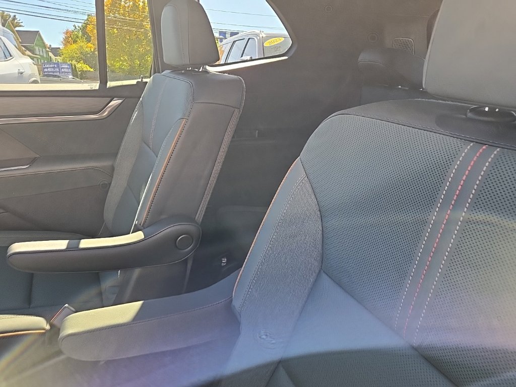 Used 2025 GMC Acadia AT4 w/ Luxury Package AWD/4WD image 19