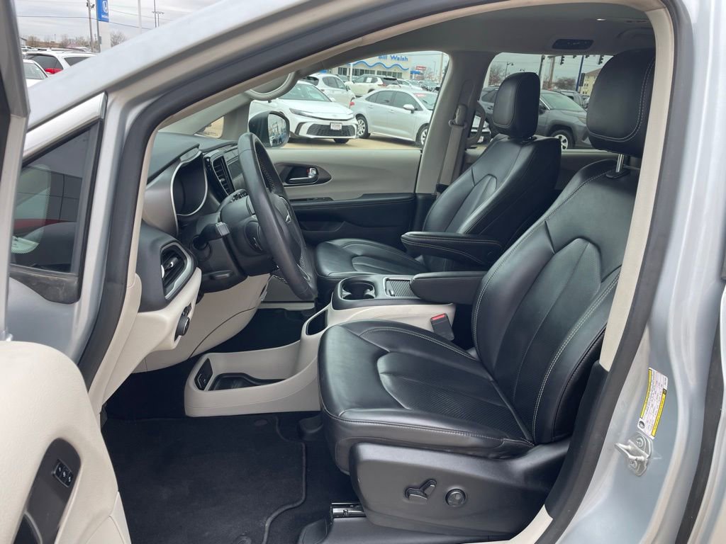 Used 2023 Chrysler Pacifica Touring-L image 8