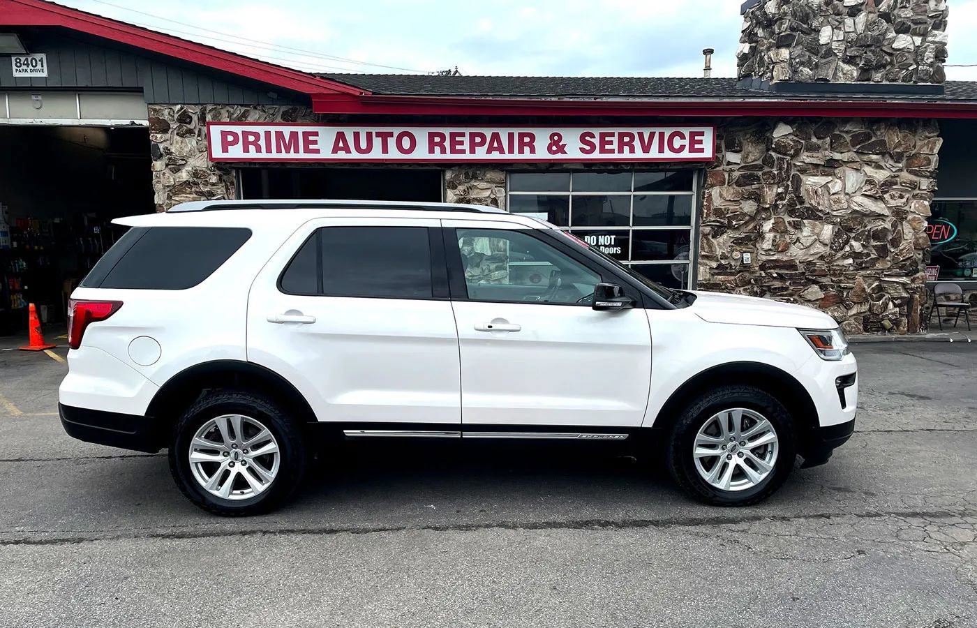 Used 2018 Ford Explorer XLT w/ Equipment Group 202A AWD/4WD image 8