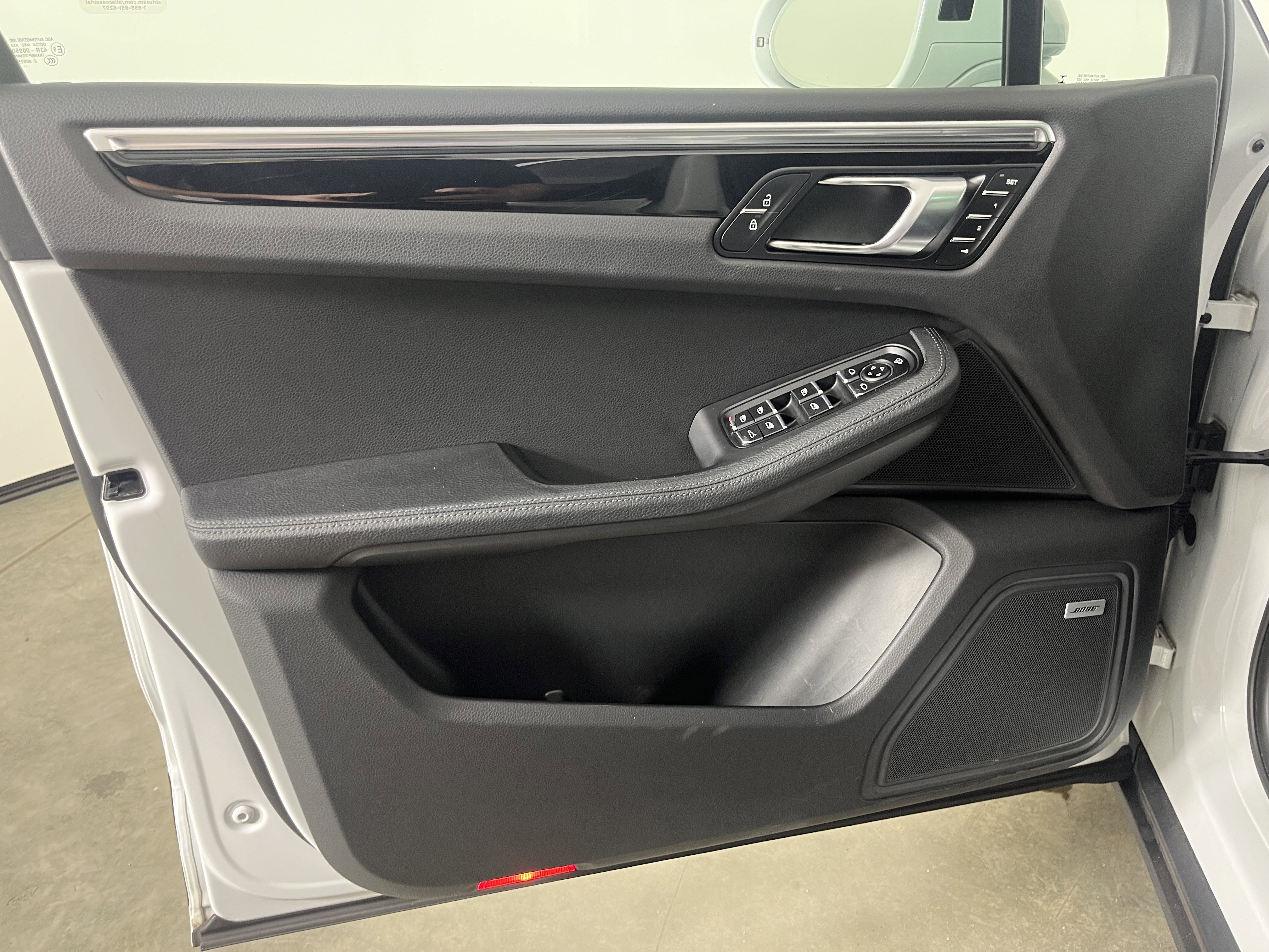 Used 2022 Porsche Macan w/ Premium Package Plus image 18