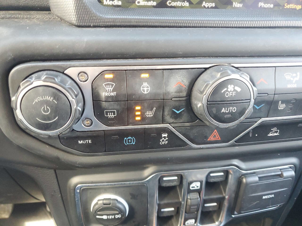 Used 2023 Jeep Wrangler Unlimited Sahara w/ Cold Weather Group AWD/4WD image 12