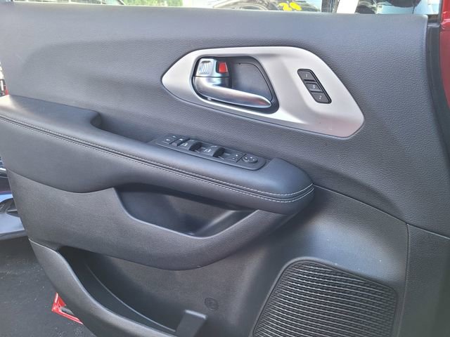 Certified 2025 Chrysler Pacifica Limited image 13