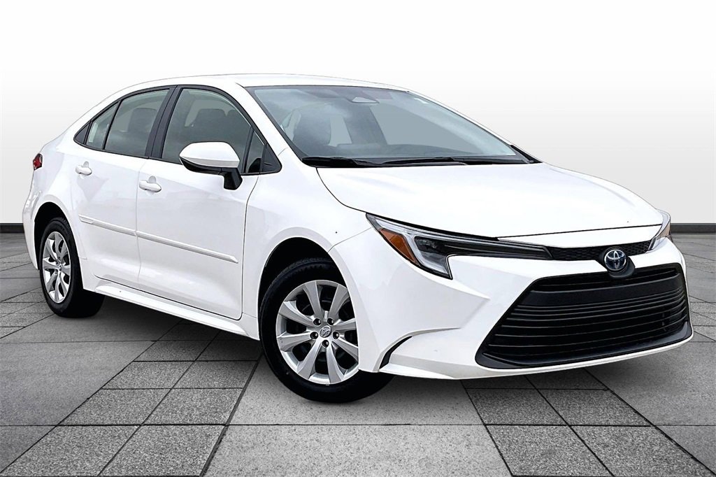 Used 2024 Toyota Corolla LE image 2