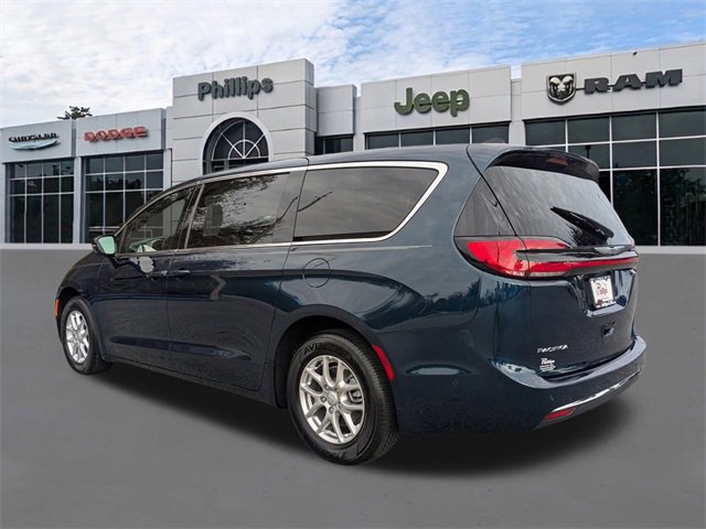 Used 2025 Chrysler Pacifica Select image 5