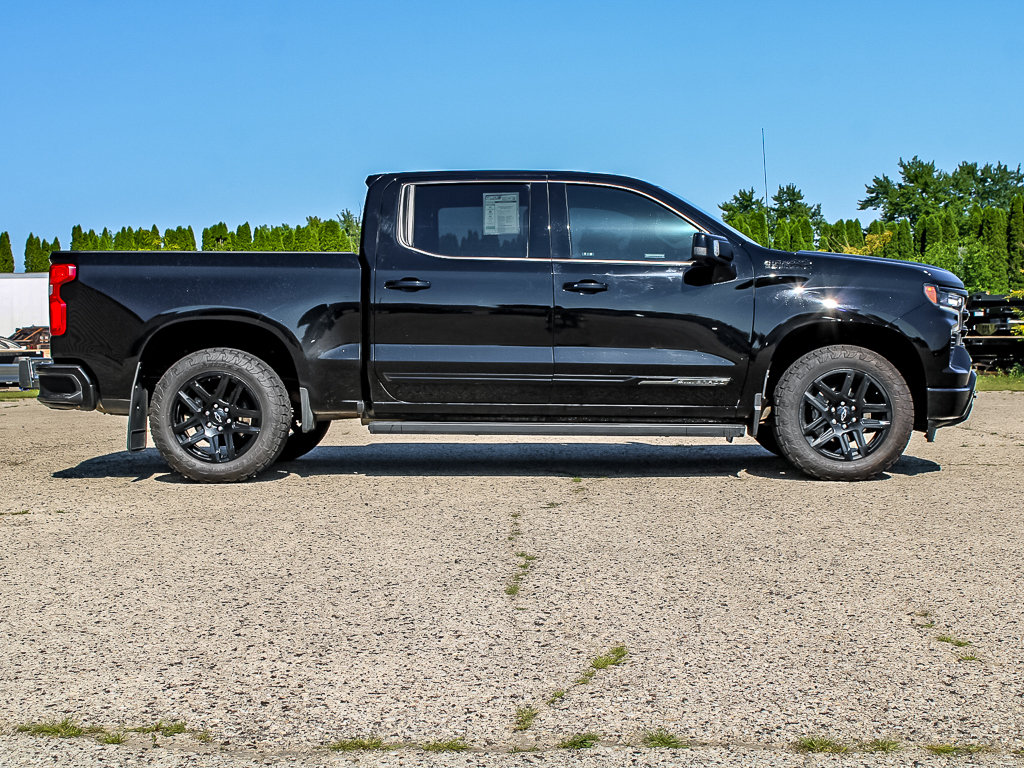 Used 2025 Chevrolet Silverado 1500 High Country w/ Midnight Edition AWD/4WD image 2
