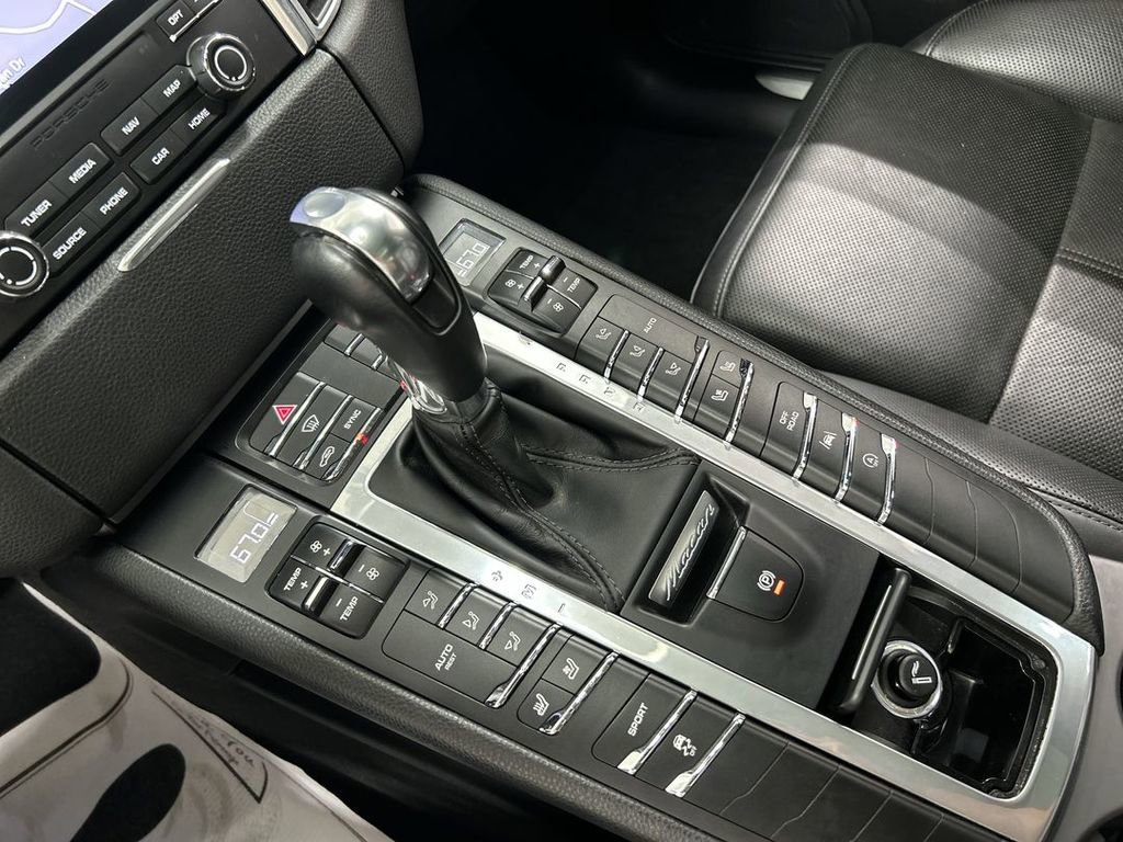 Certified 2018 Porsche Macan S AWD/4WD image 18