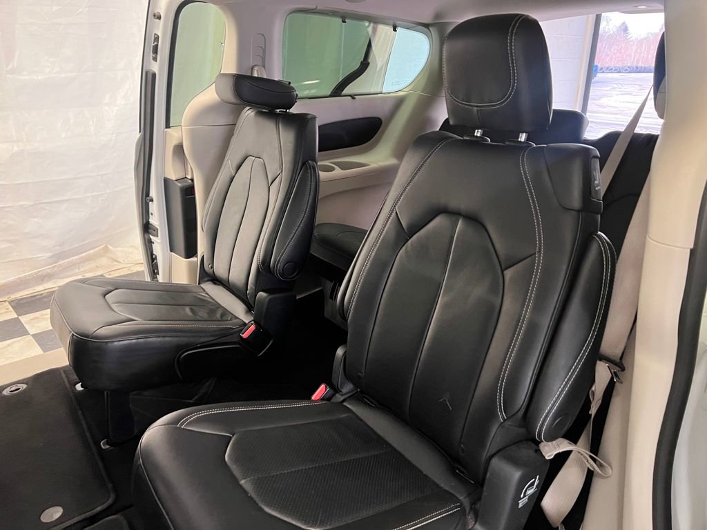 Used 2022 Chrysler Pacifica Touring-L image 37