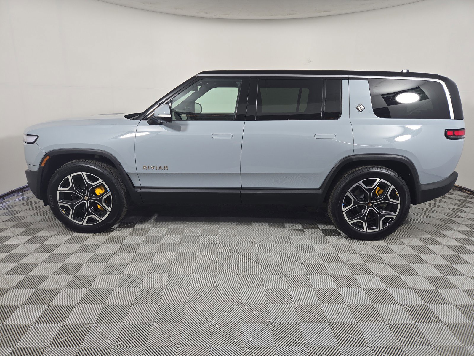 Used 2024 Rivian R1S Adventure AWD/4WD image 2