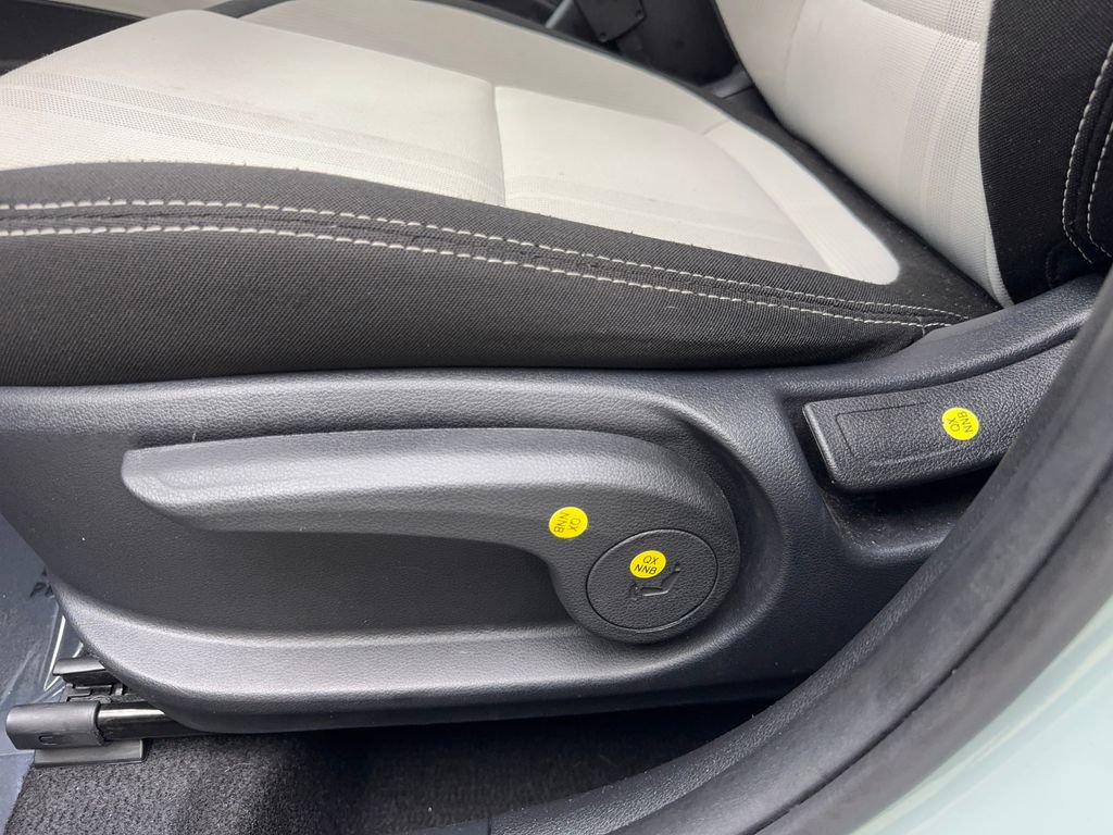 Used 2025 Hyundai Venue SEL image 27