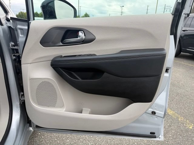 Used 2024 Chrysler Pacifica Limited FWD image 11