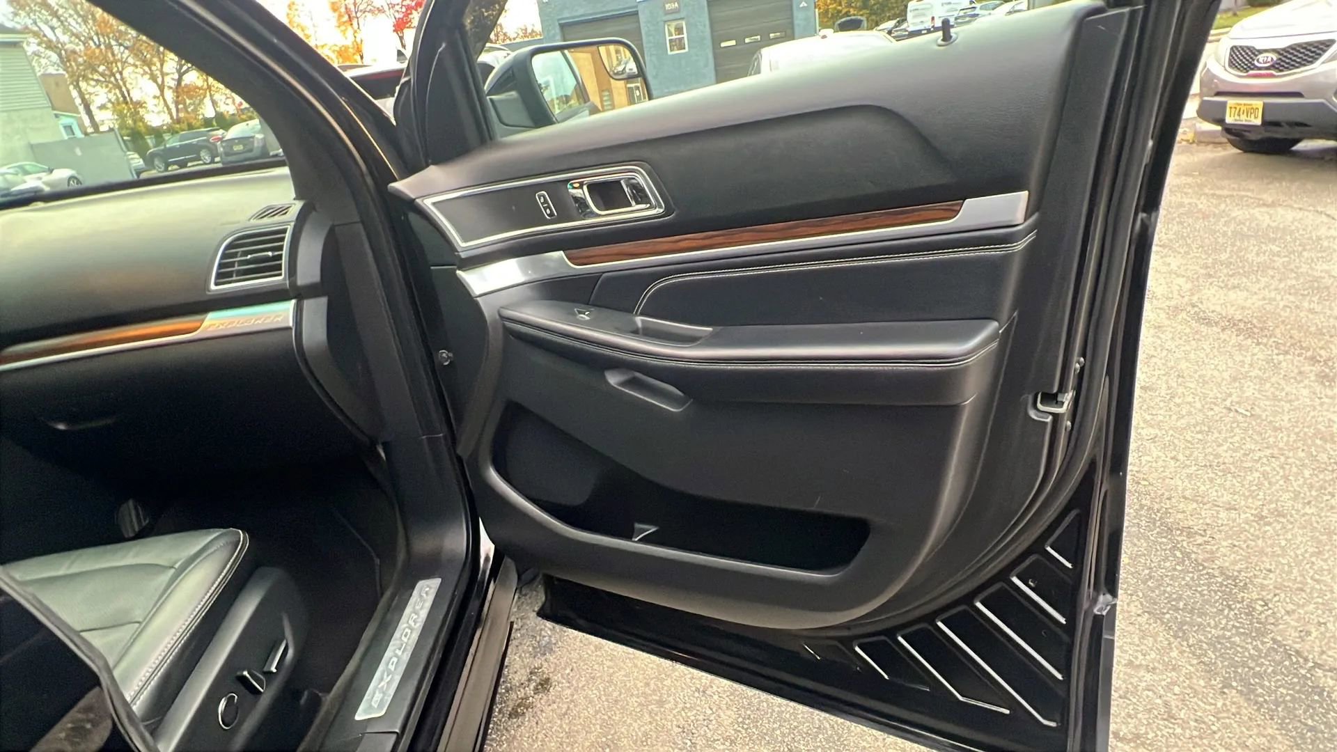 Used 2016 Ford Explorer Limited image 31