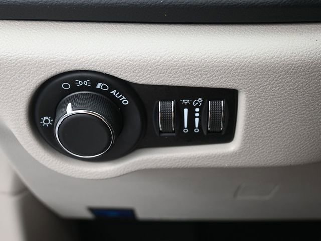 Used 2023 Chrysler Voyager LX image 14