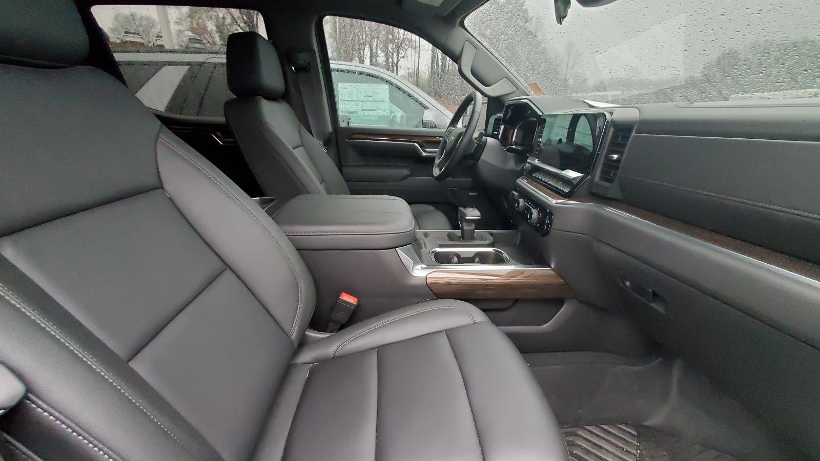 Used 2025 Chevrolet Silverado 1500 LT Trail Boss w/ Convenience Package II image 4