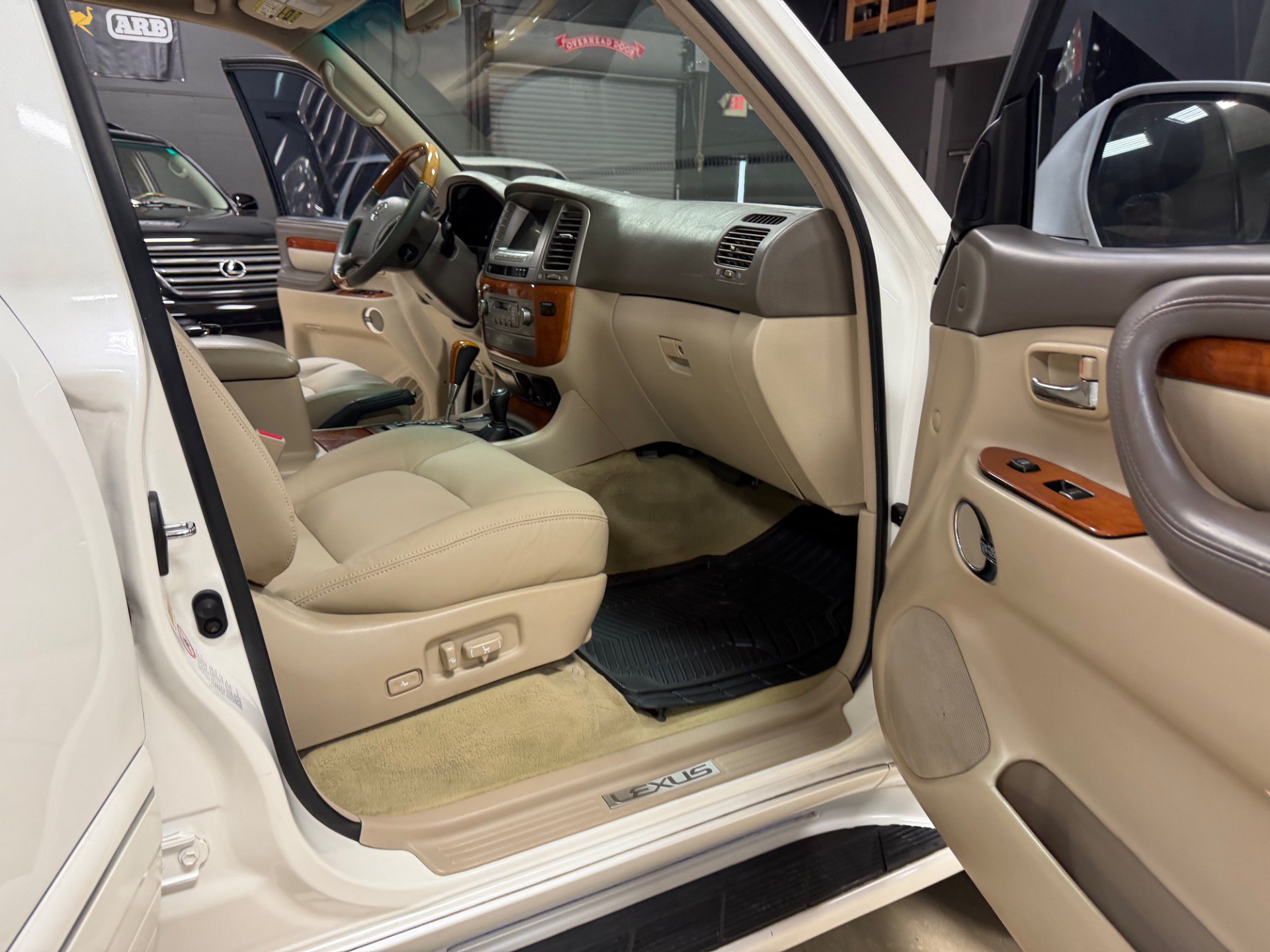 Used 2006 Lexus LX 470 4WD w/ Preferred Accessory Pkg image 21