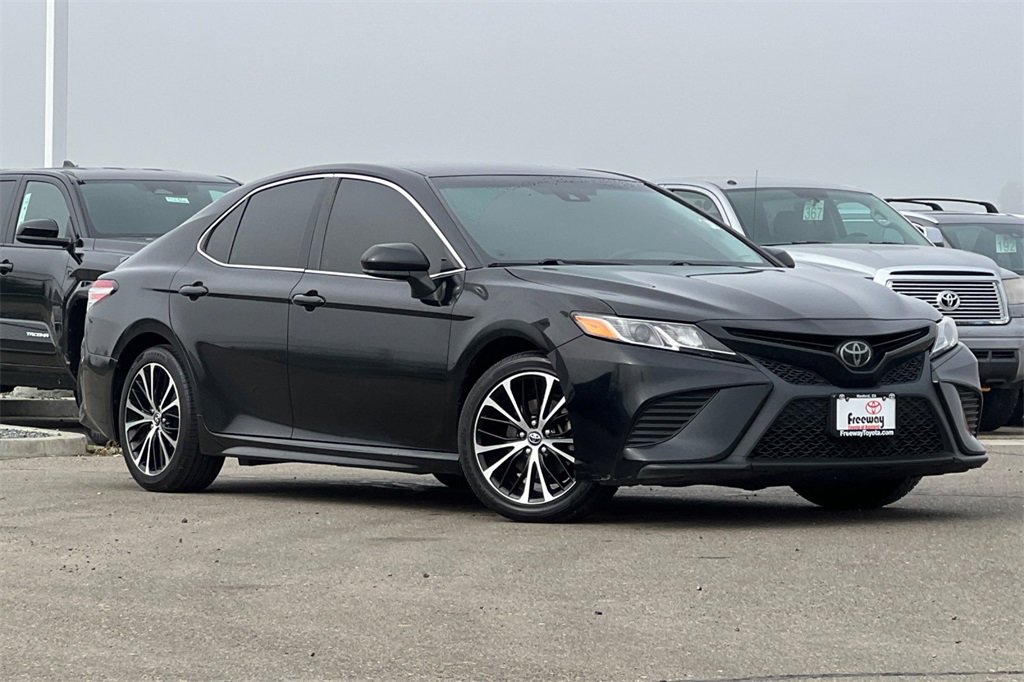 Used 2020 Toyota Camry SE image 2