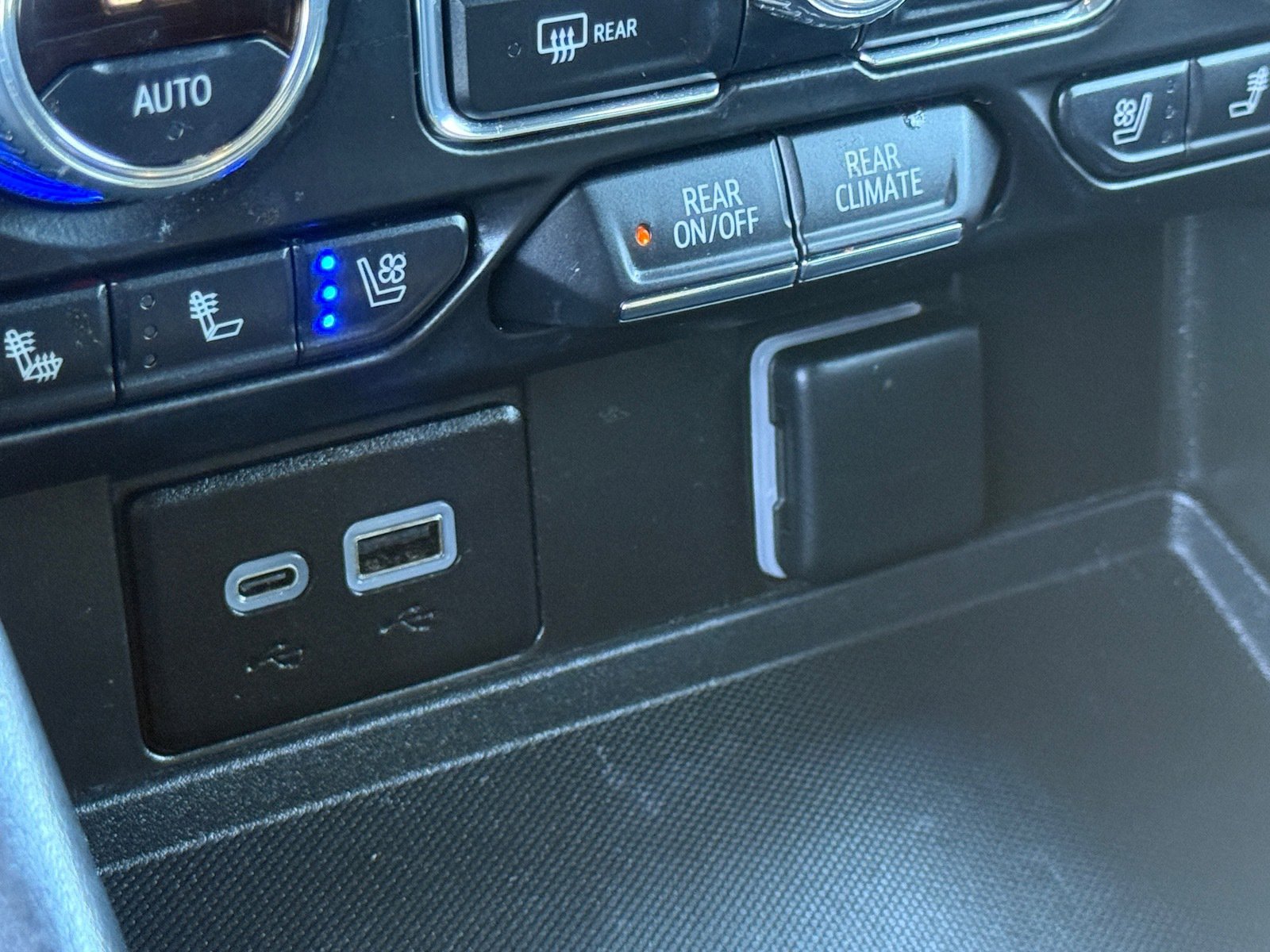 Used 2024 GMC Yukon XL SLT w/ SLT Luxury Package image 21