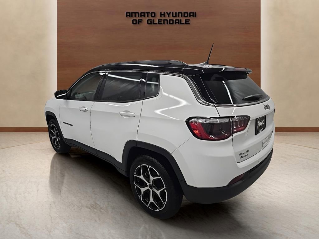 Used 2025 Jeep Compass Limited image 4