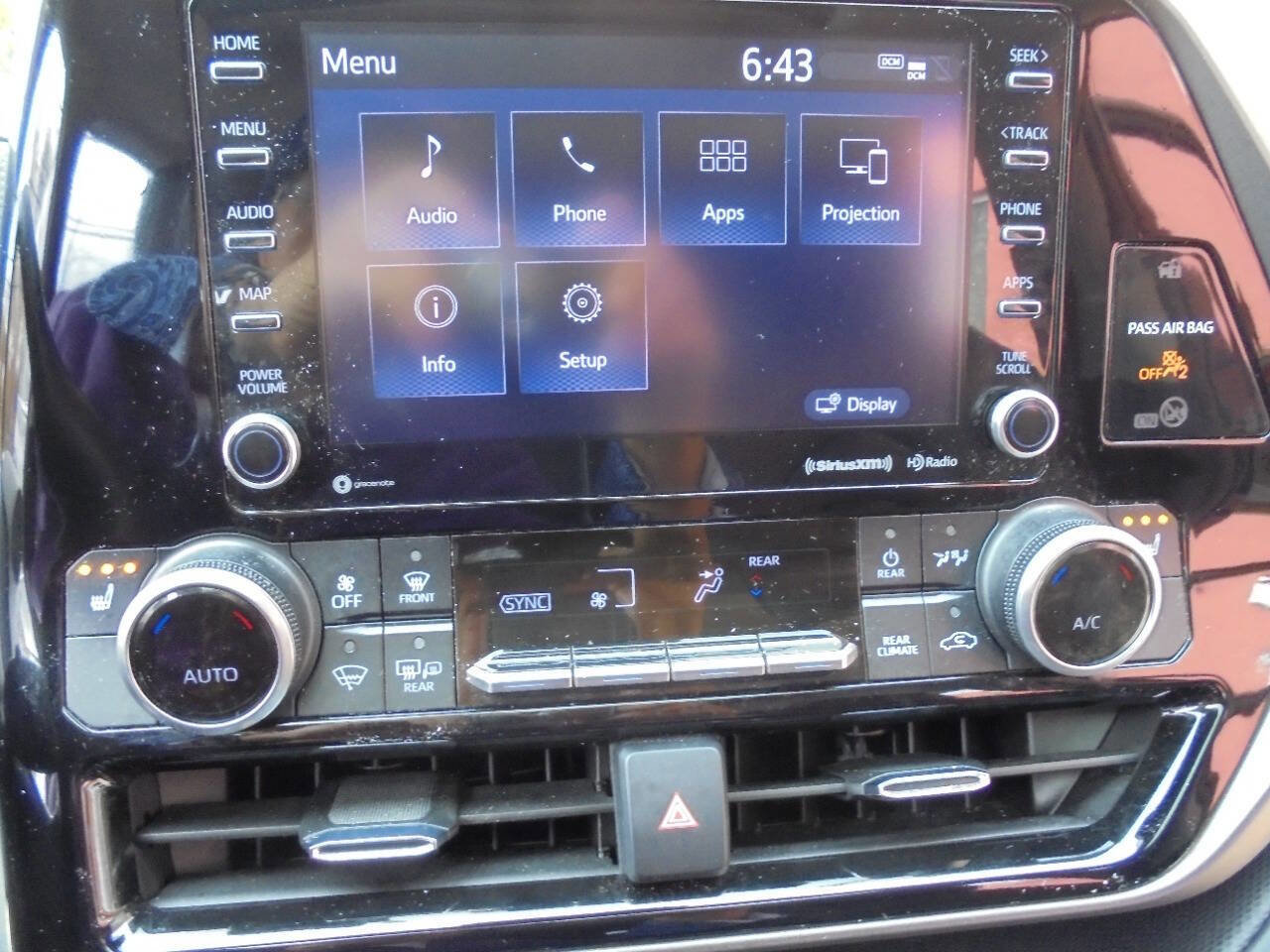 Used 2021 Toyota Highlander XLE AWD/4WD image 19