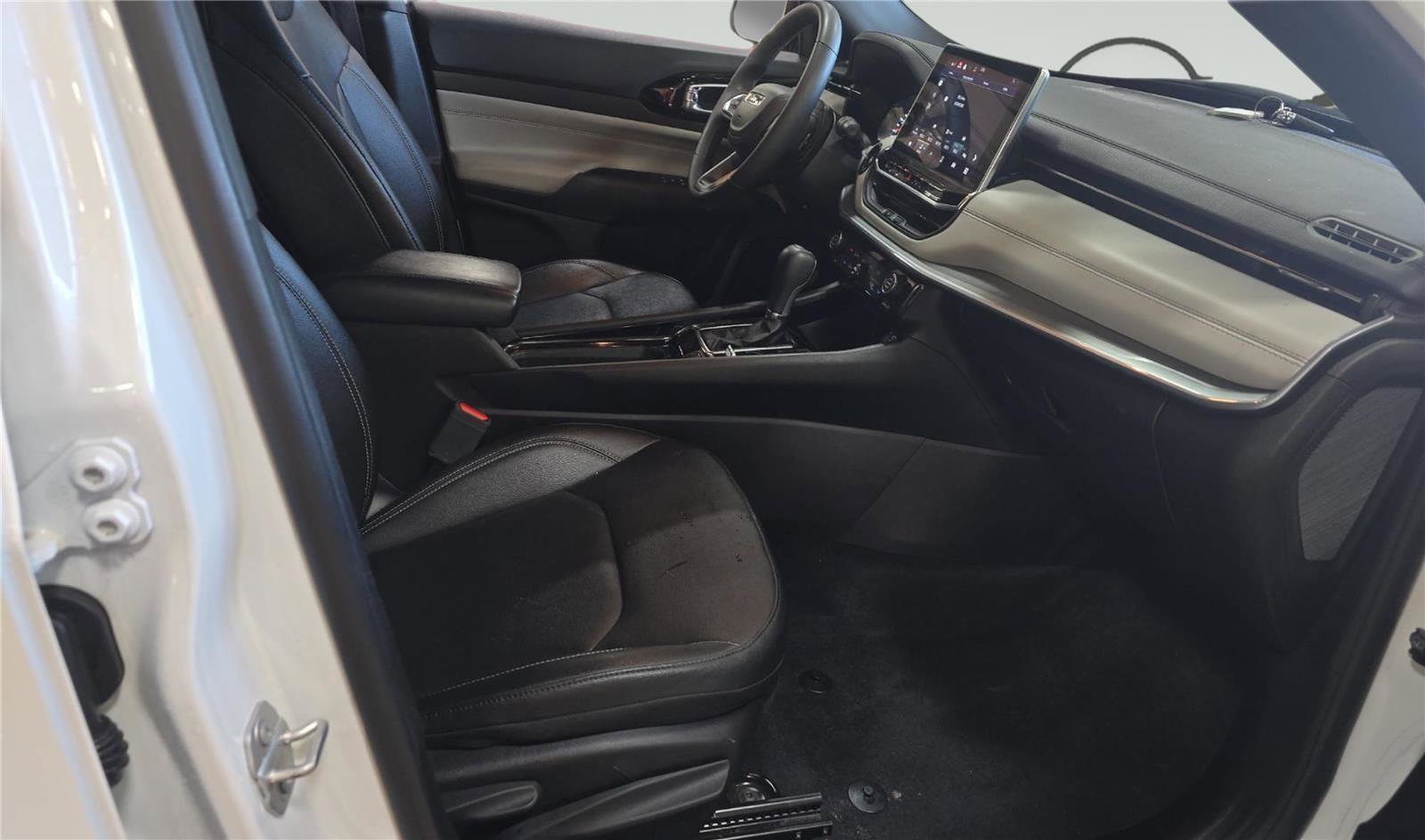 Used 2025 Jeep Compass Limited AWD/4WD image 12