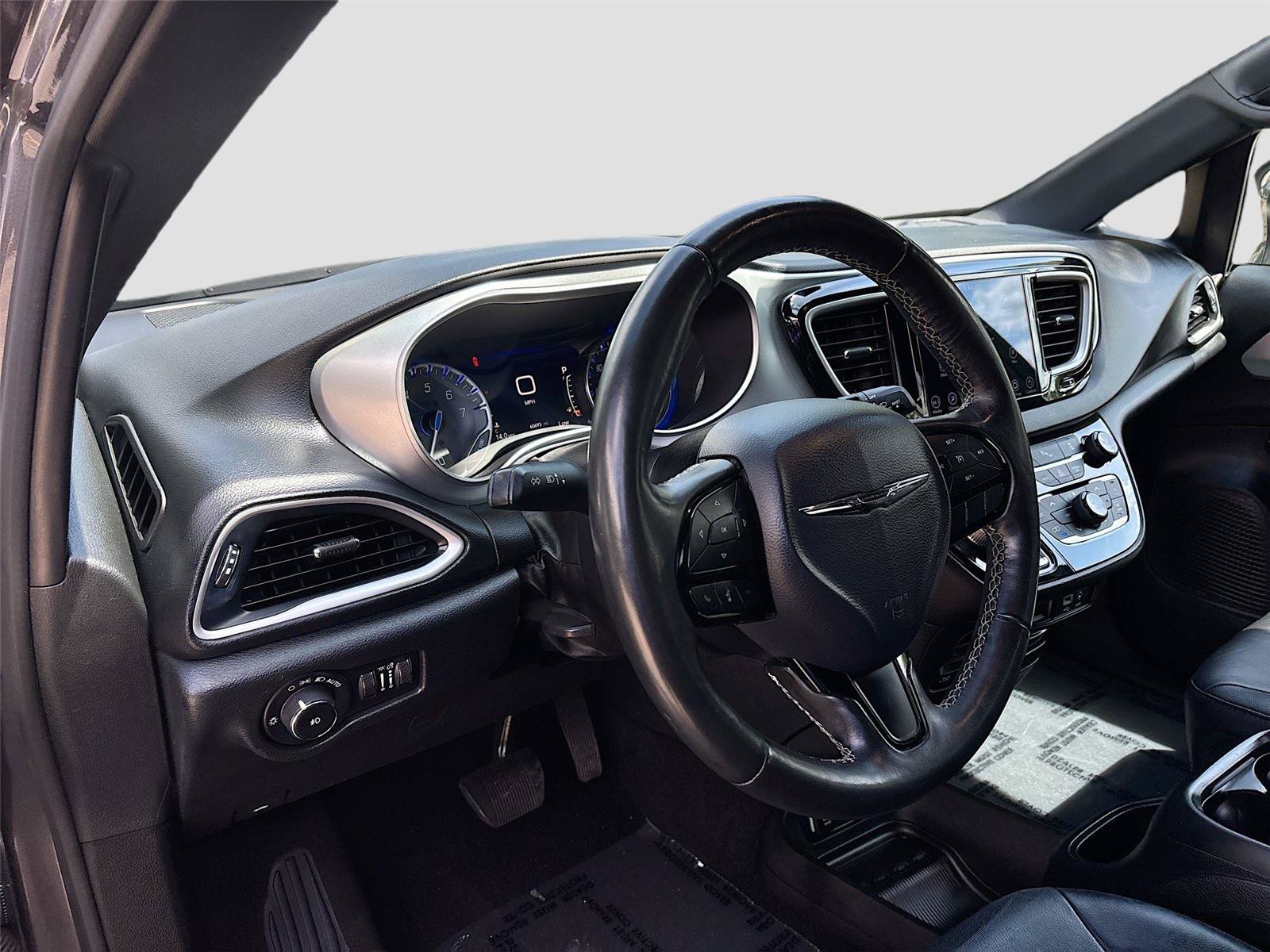Used 2020 Chrysler Pacifica Touring-L Plus w/ S Appearance Package FWD image 9