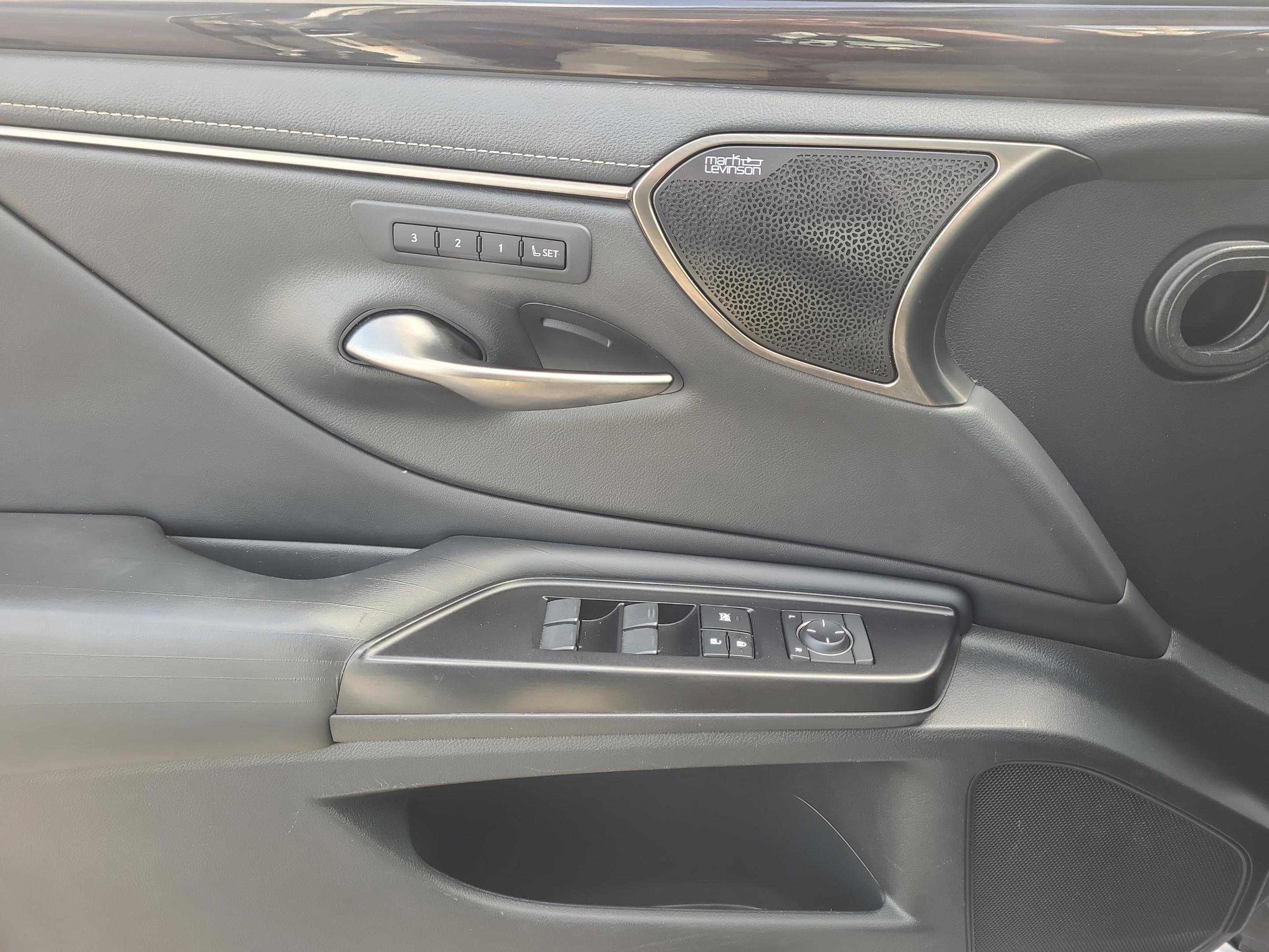 Used 2019 Lexus ES 300h w/ Accessory Package 2 image 27