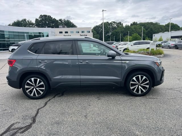 Used 2023 Volkswagen Taos SE AWD/4WD image 2