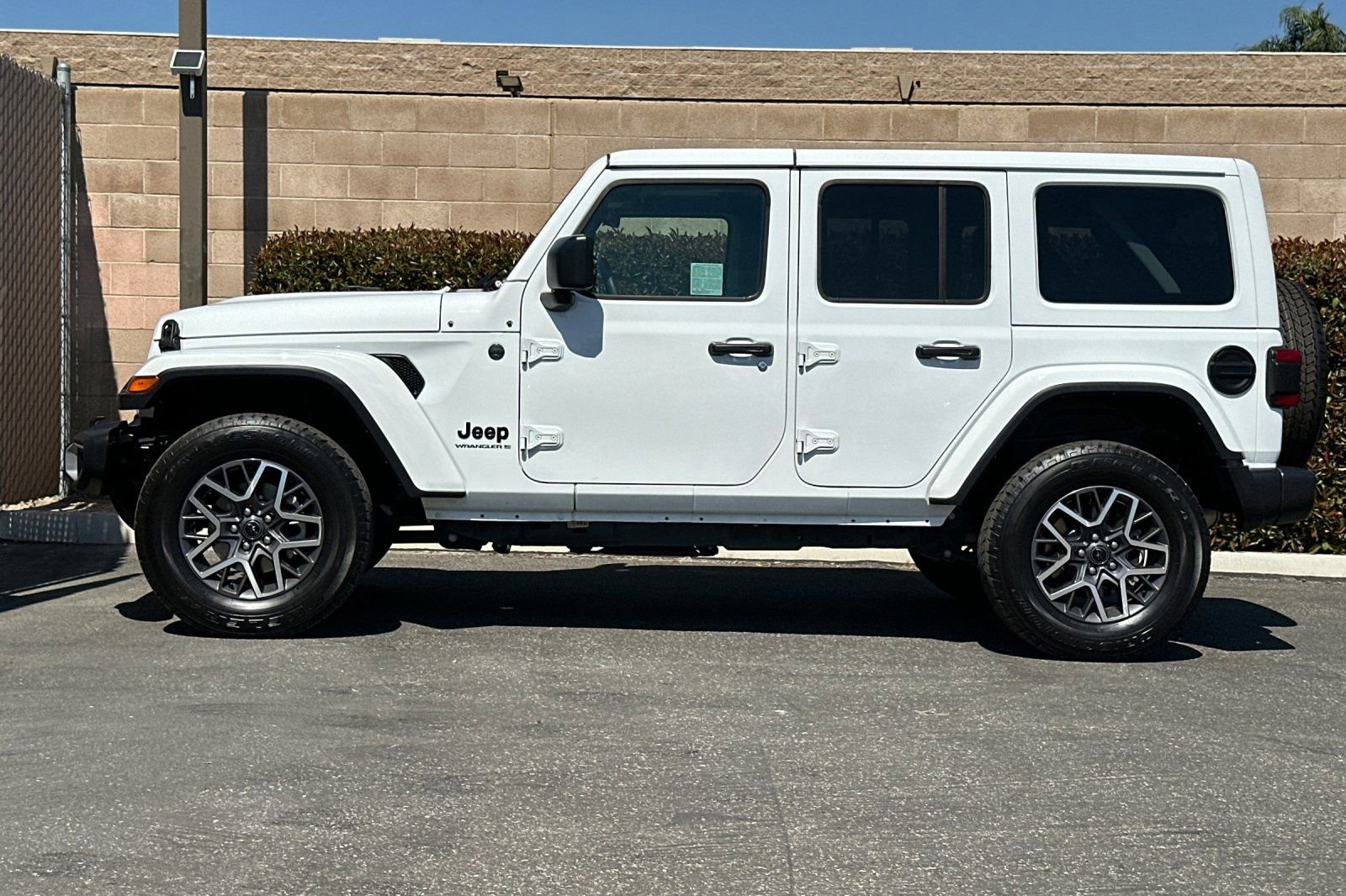 Used 2025 Jeep Wrangler Sahara image 7