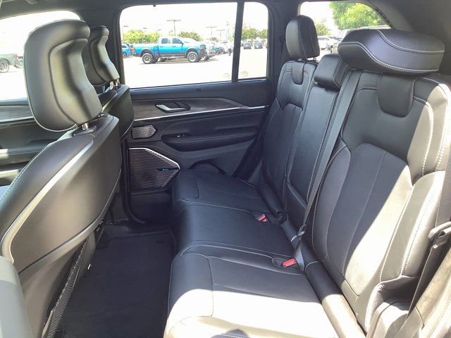 New 2023 Jeep Grand Cherokee Overland w/ Luxury Tech Group IV AWD/4WD image 26