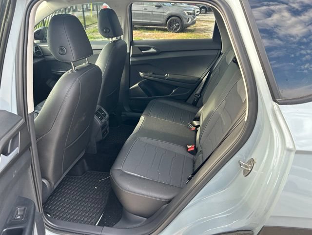 Used 2025 Volkswagen Taos SE FWD image 6