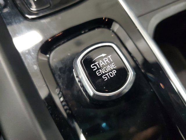 Used 2022 Volvo XC60 B6 R-Design image 24