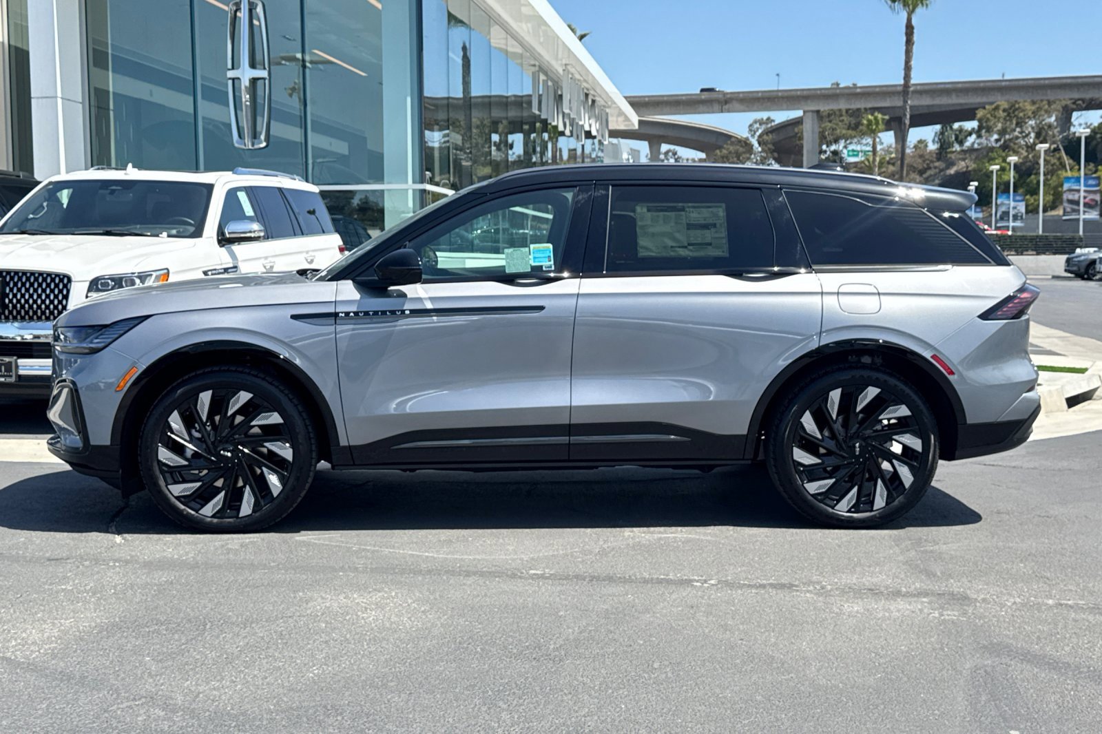 New 2025 Lincoln Nautilus Reserve w/ Jet Appearance Package image 6
