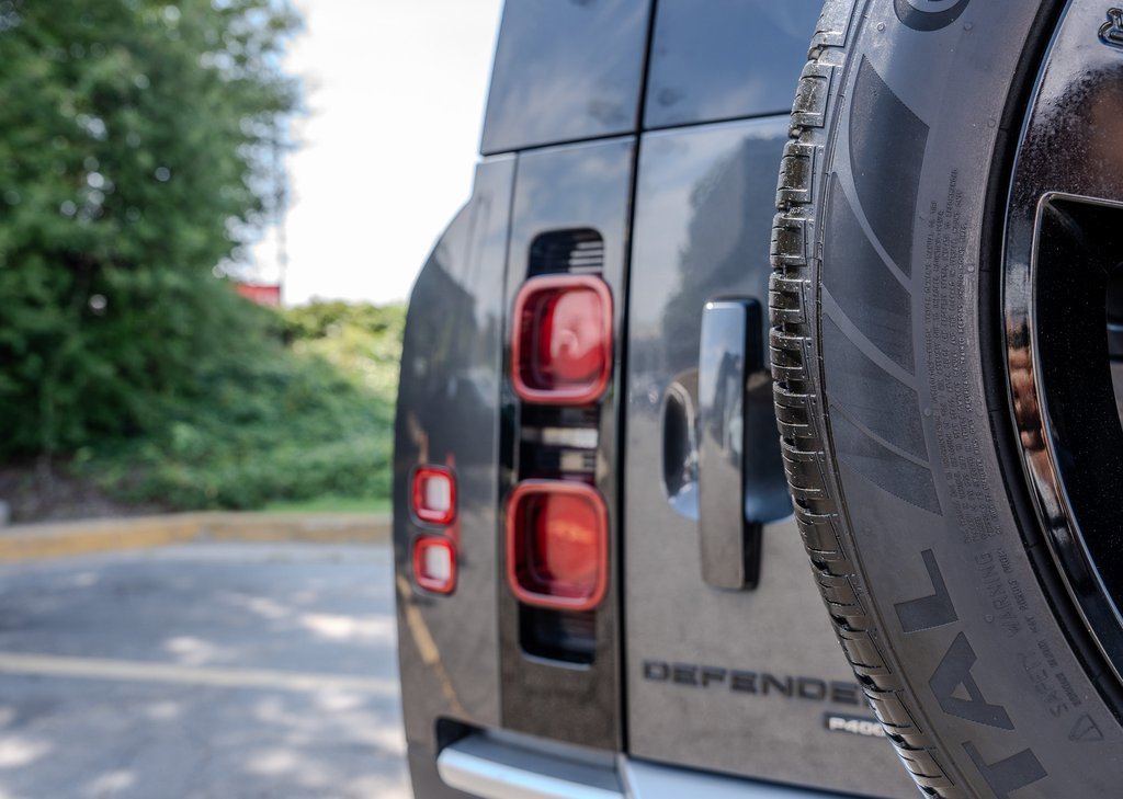 Used 2023 Land Rover Defender 110 SE image 25