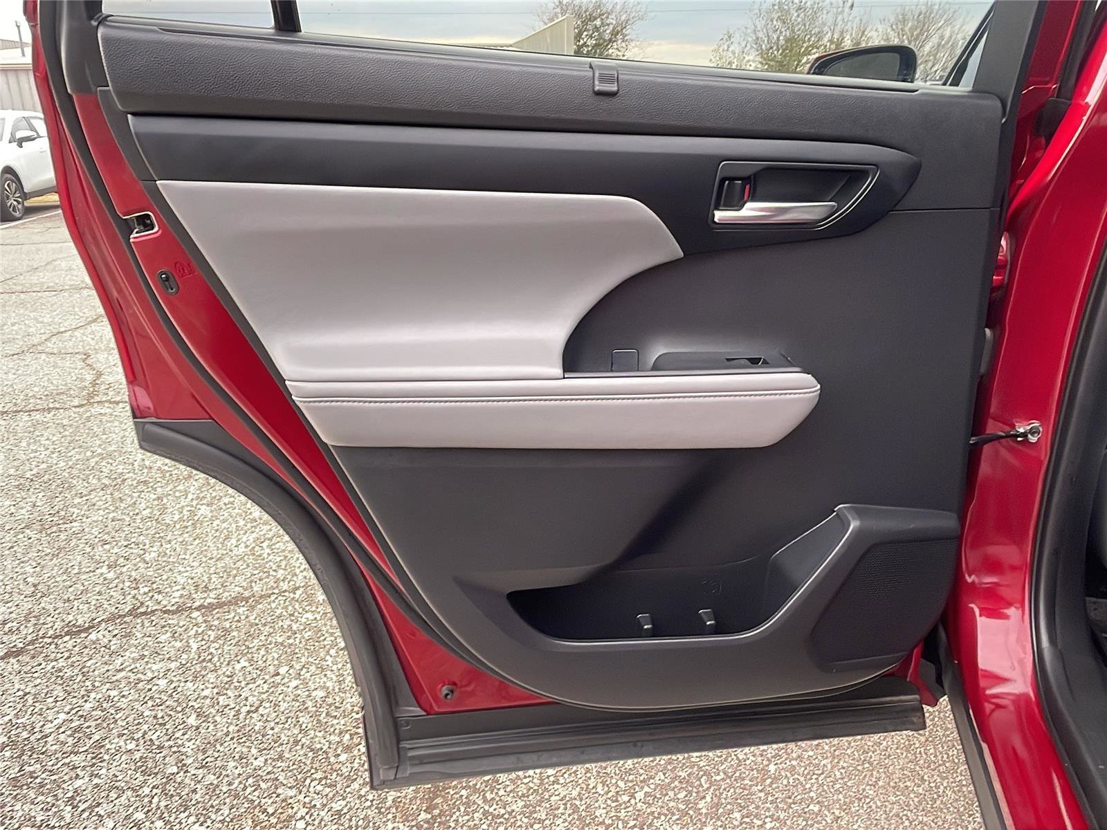 Used 2022 Toyota Highlander XLE image 17