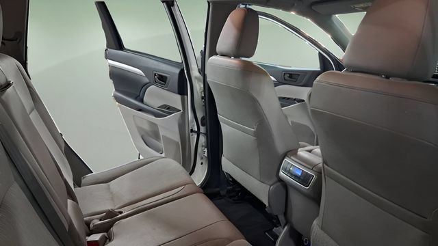 Used 2014 Toyota Highlander Plus AWD/4WD image 17