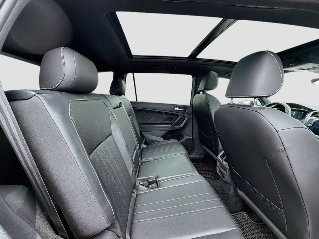 Used 2022 Volkswagen Tiguan SE R-Line FWD image 30