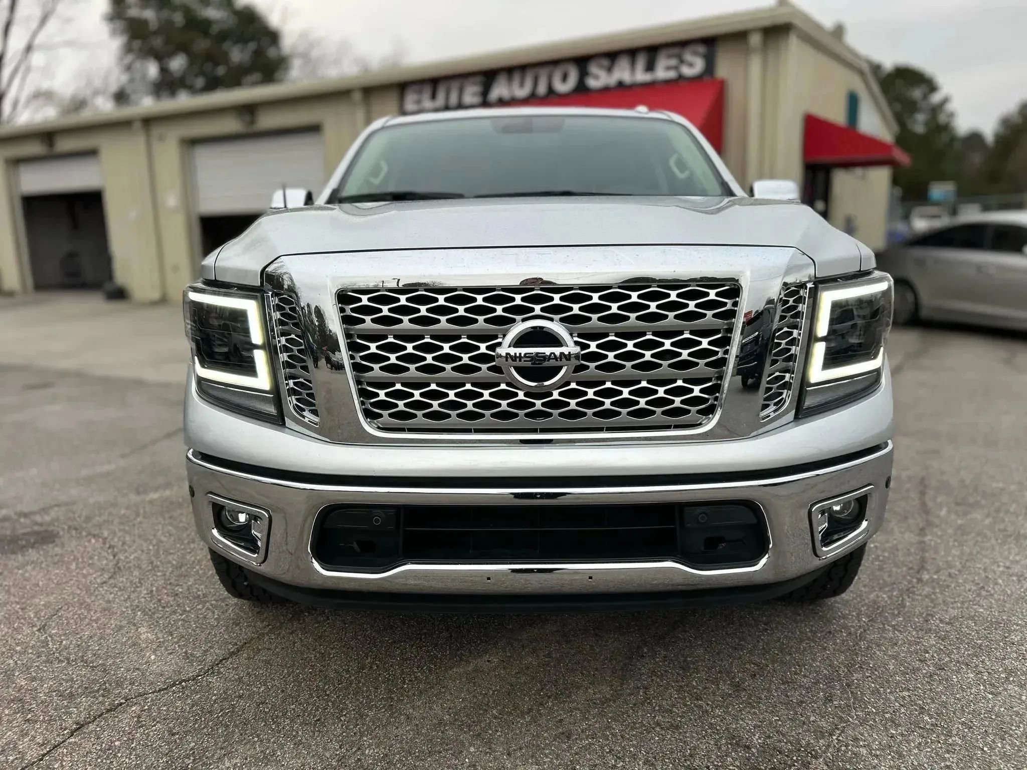 Used 2017 Nissan Titan SL image 8