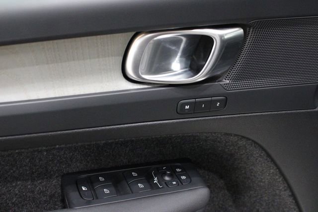 Used 2025 Volvo XC40 B5 Plus image 19