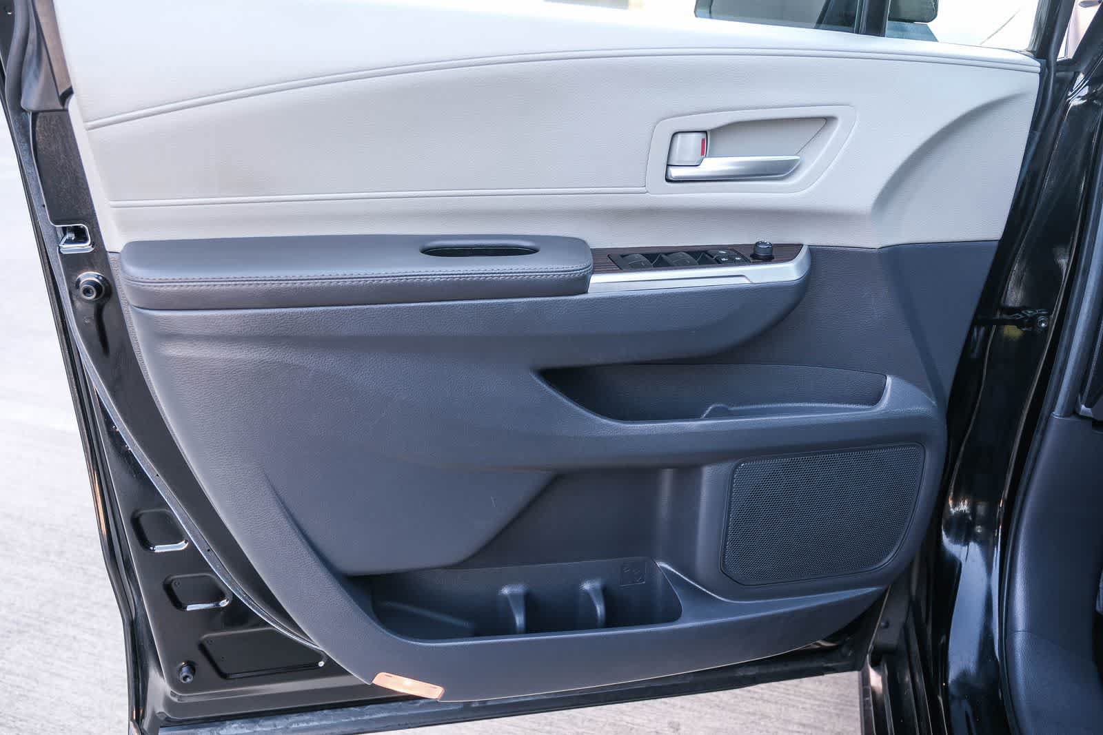 Certified 2024 Toyota Sienna XLE FWD image 19