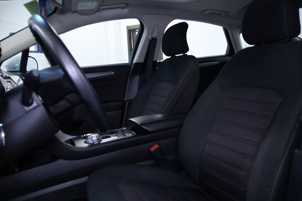 Used 2019 Ford Fusion SE image 16