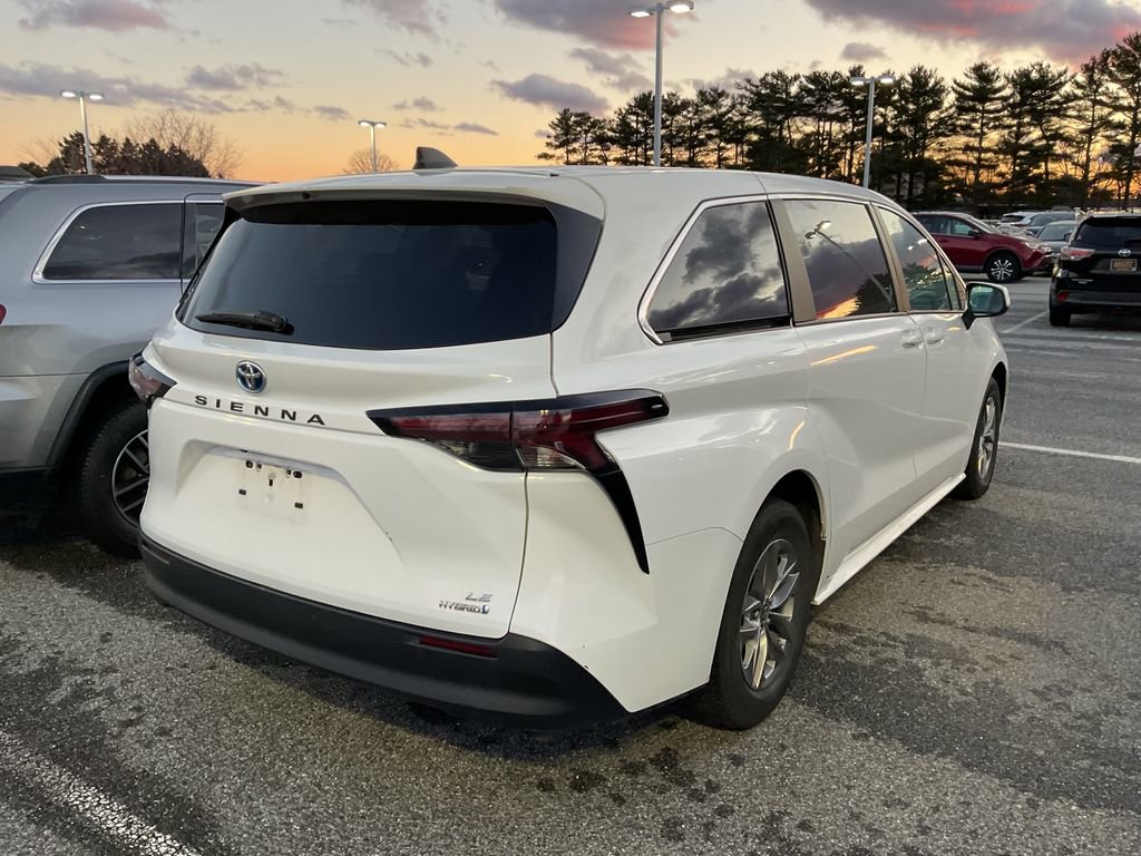 Used 2024 Toyota Sienna LE image 9