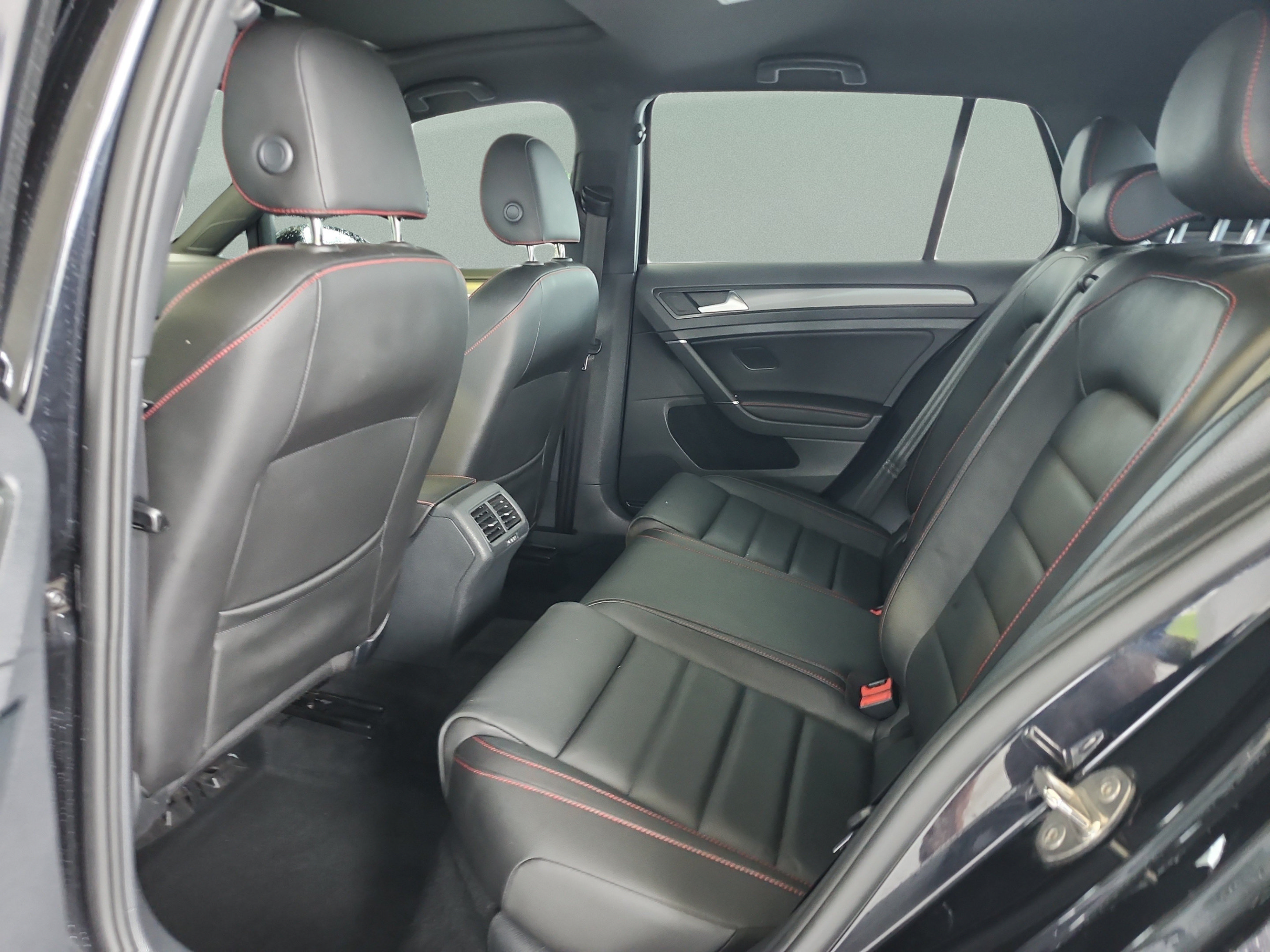 Used 2019 Volkswagen Golf 4-Door FWD image 17