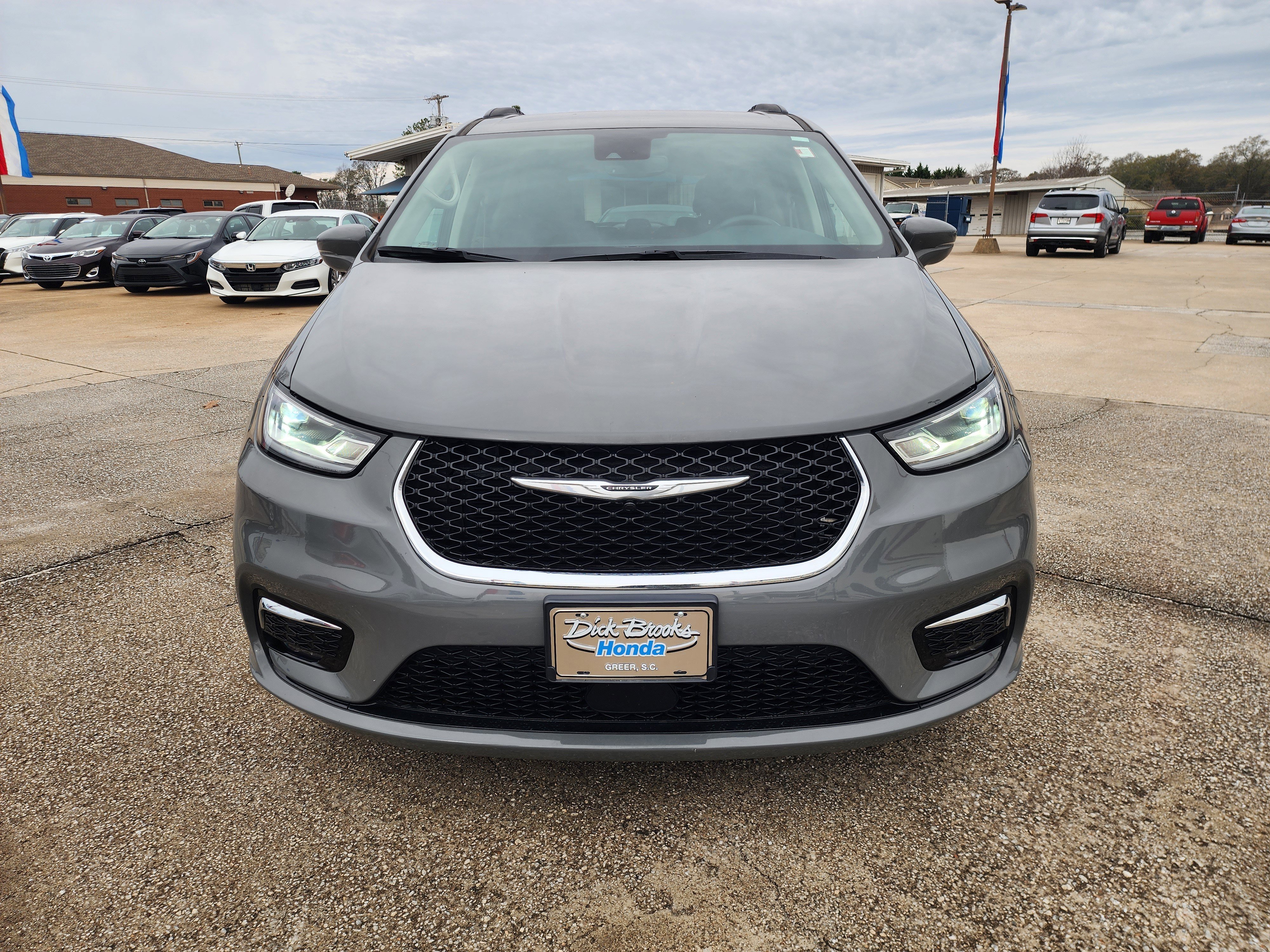 Used 2022 Chrysler Pacifica Touring-L image 10