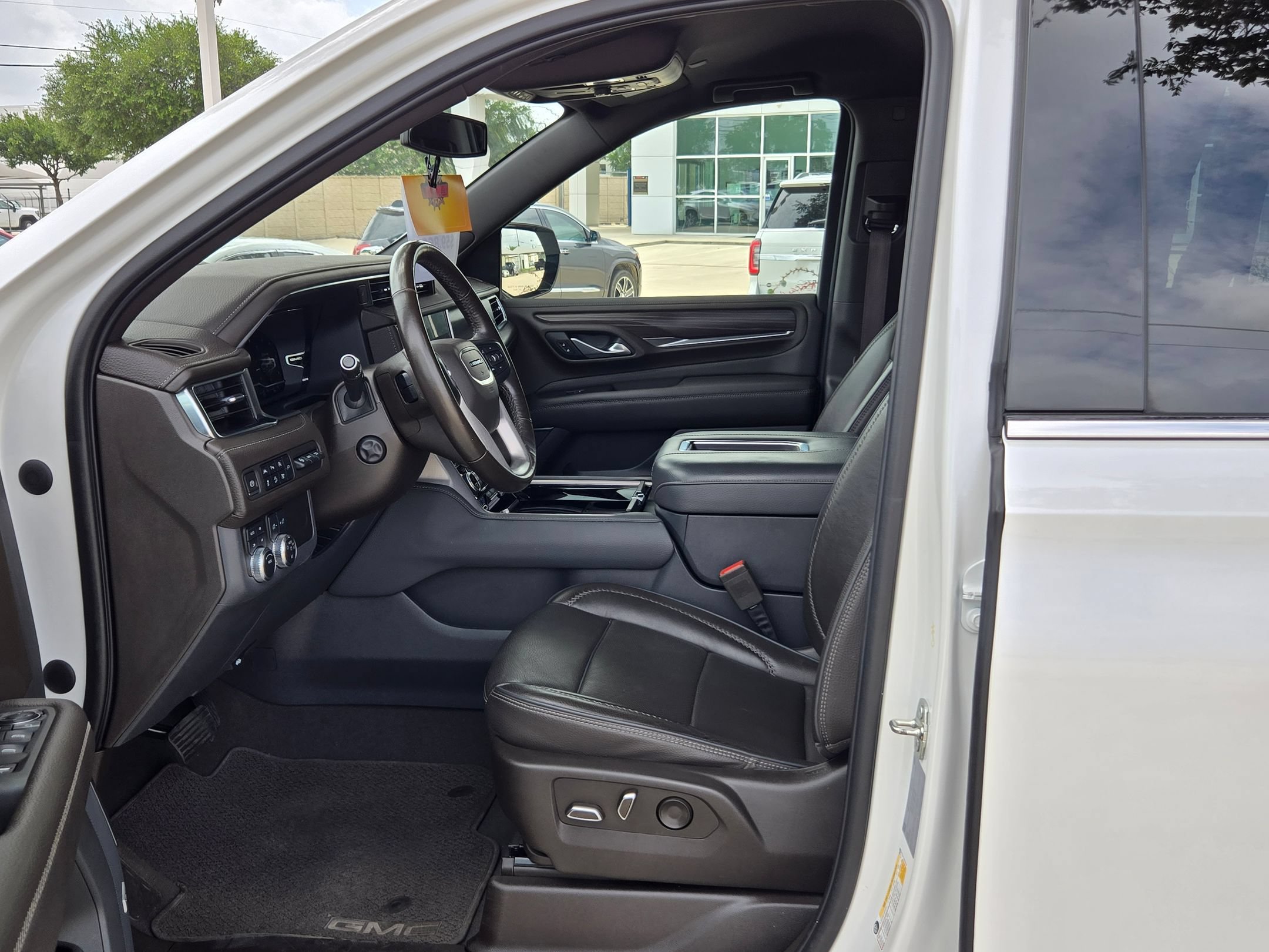 Used 2022 GMC Yukon XL Denali AWD/4WD image 9
