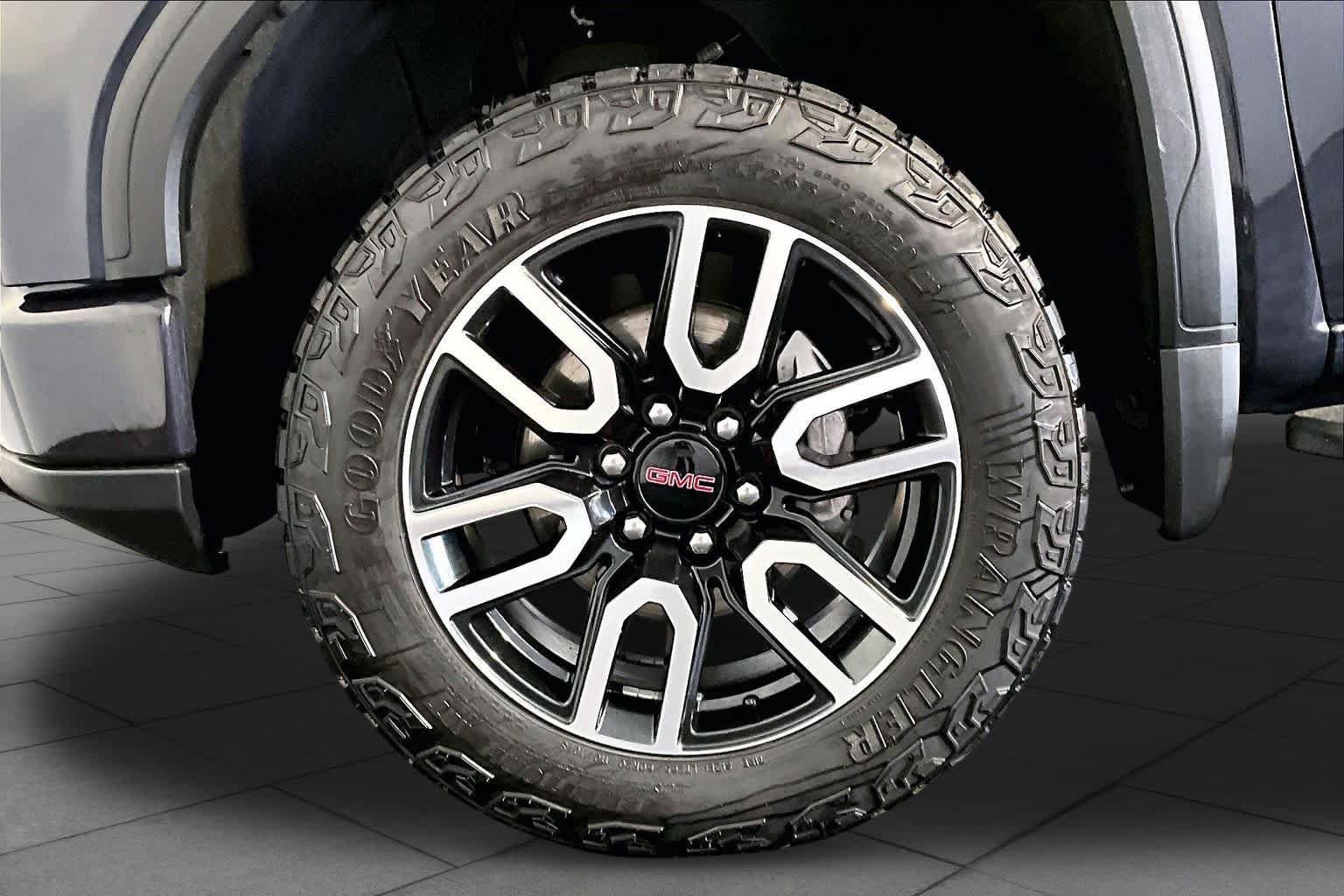 Used 2025 GMC Sierra 1500 AT4 w/ AT4 Premium Package AWD/4WD image 11