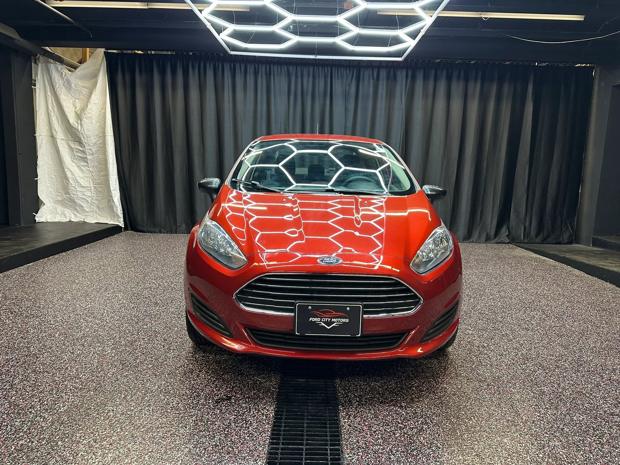 Used 2018 Ford Fiesta SE FWD image 2