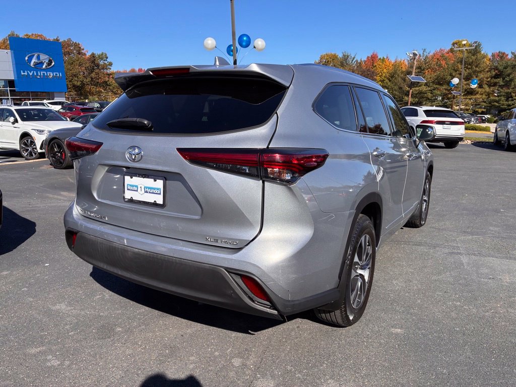 Used 2021 Toyota Highlander XLE AWD/4WD image 7