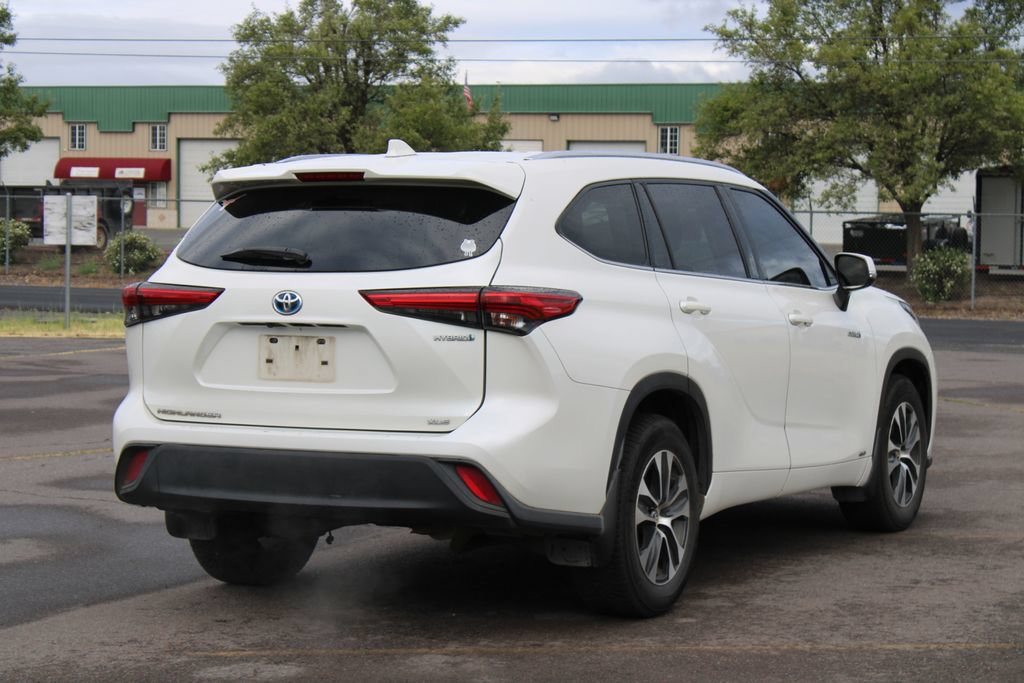 Used 2021 Toyota Highlander XLE AWD/4WD image 6